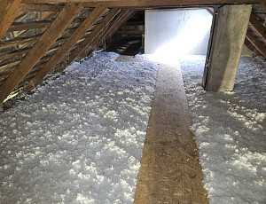 Zateplení stropu rodinného domu pomocí foukané izolace